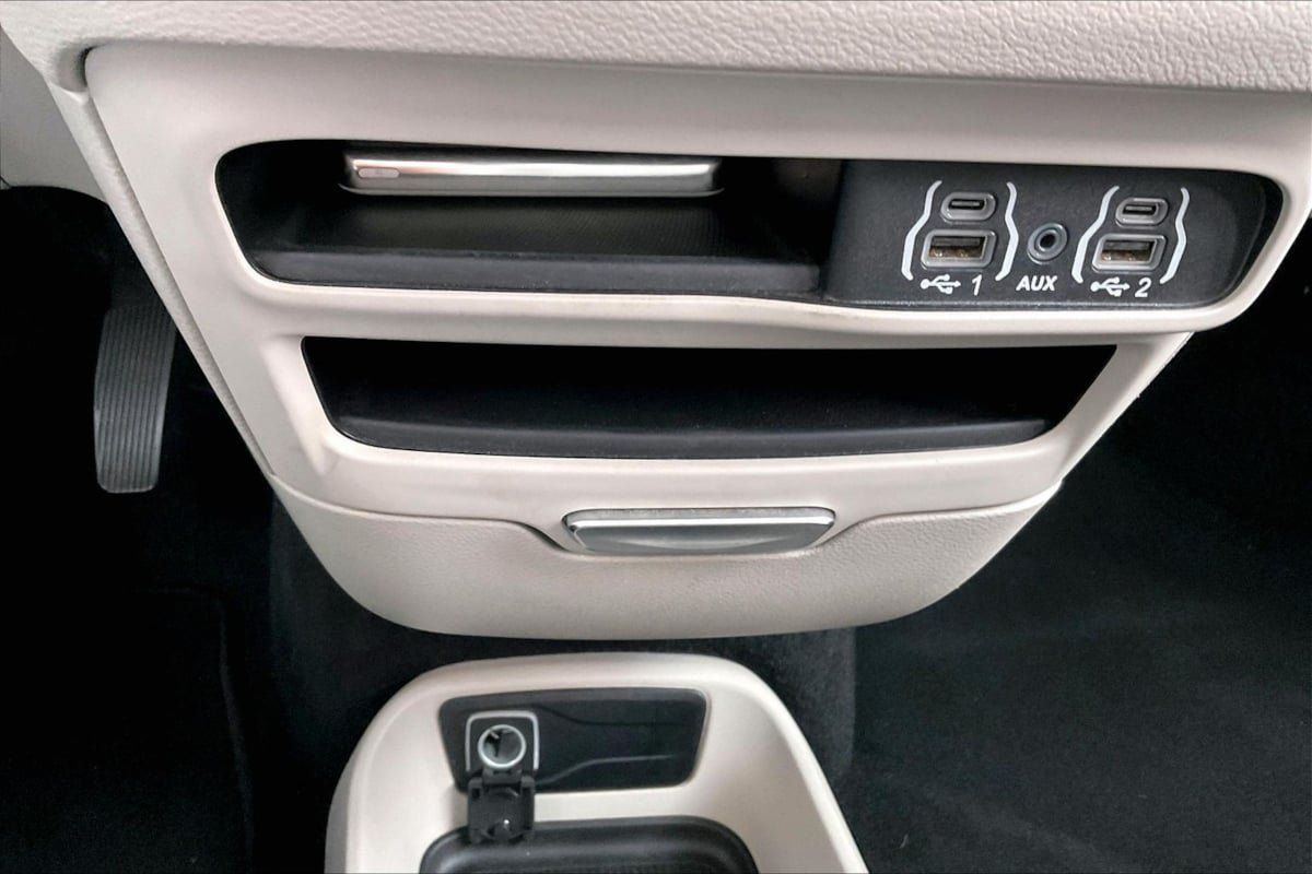 Used 2023 Chrysler Voyager LX FWD image 32