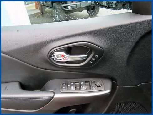 Used 2021 Jeep Cherokee Limited AWD/4WD image 12