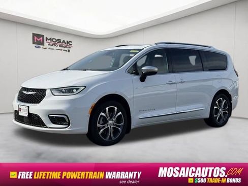 Used 2025 Chrysler Pacifica Pinnacle w/ Trailer Tow Group AWD/4WD image 3