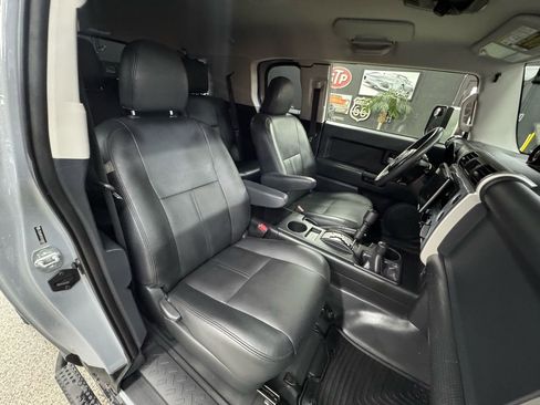 Used 2014 Toyota FJ Cruiser 4WD w/ Convenience Package image 16