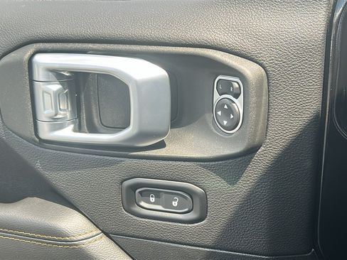 Used 2022 Jeep Wrangler Unlimited Sahara AWD/4WD image 15