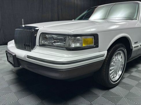 Used 1997 Lincoln Town Car Signature image 12