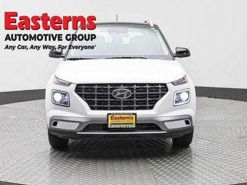 Used 2025 Hyundai Venue Limited FWD image 2
