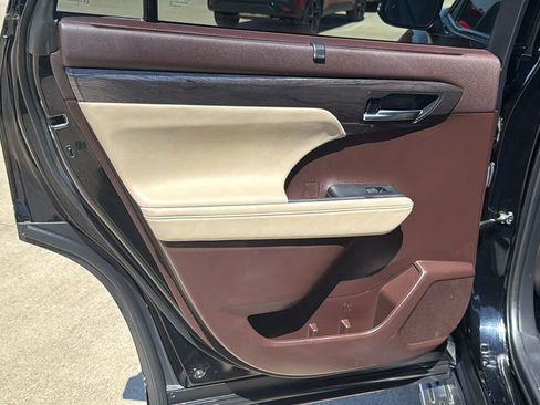 Used 2022 Toyota Highlander Platinum image 17