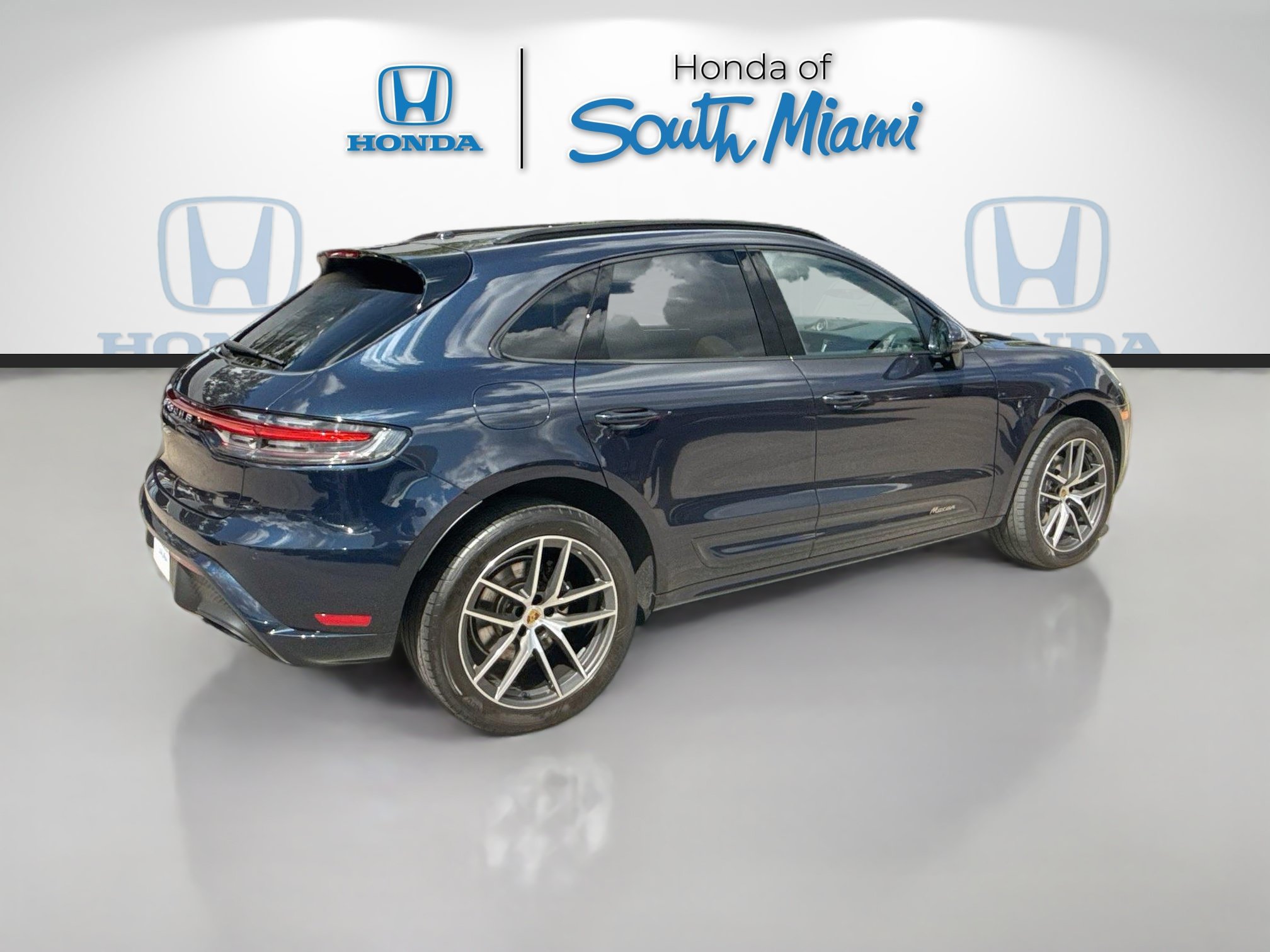 Used 2023 Porsche Macan Turbo AWD/4WD image 7