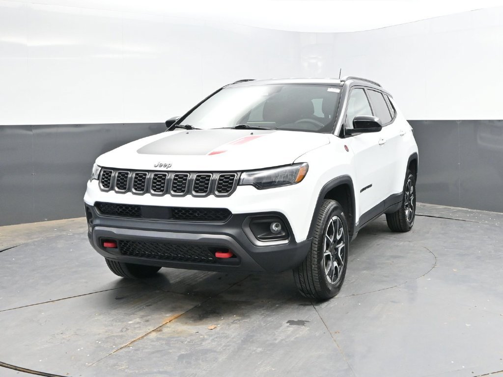 Used 2025 Jeep Compass Trailhawk AWD/4WD image 3