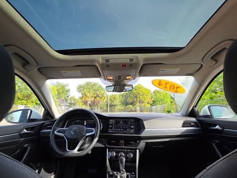 Used 2024 Volkswagen Jetta SE w/ Panoramic Sunroof Package FWD image 4