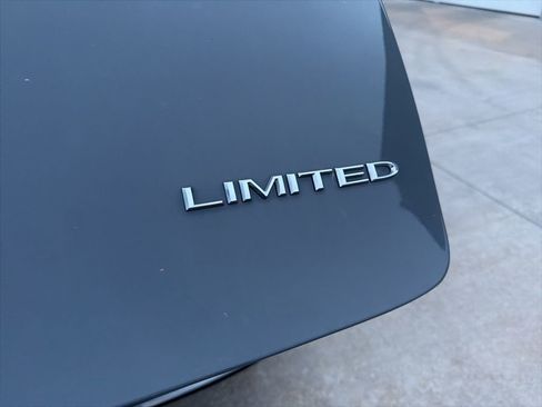 Used 2023 Chrysler Pacifica Limited FWD image 12
