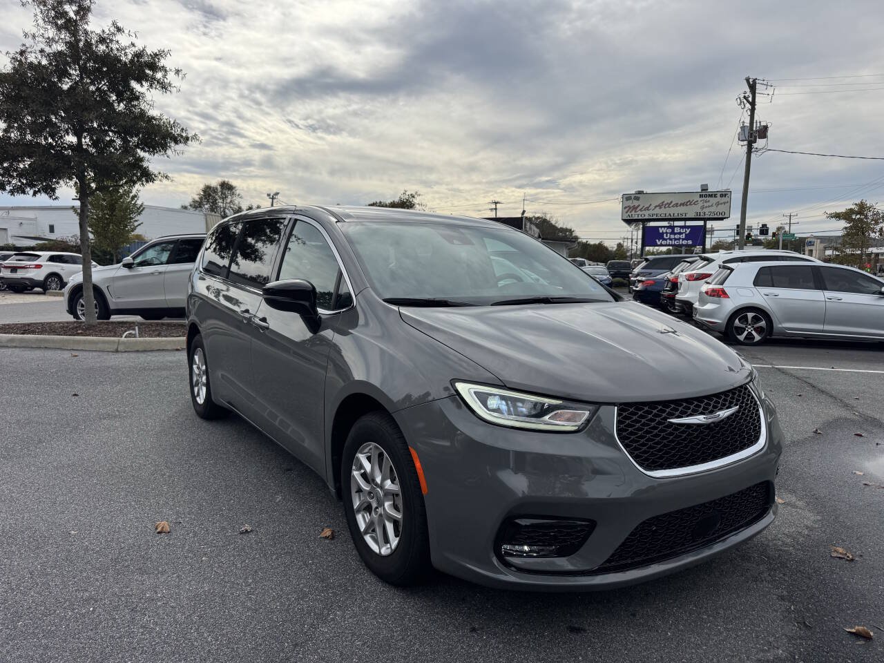 Used 2025 Chrysler Pacifica Select FWD image 3