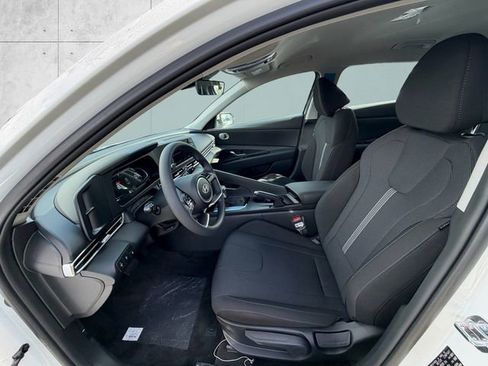 New 2026 Hyundai Elantra SE FWD image 3