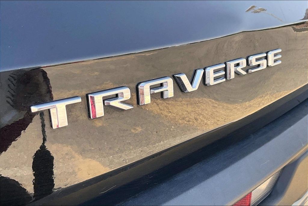 Used 2025 Chevrolet Traverse LT FWD image 8