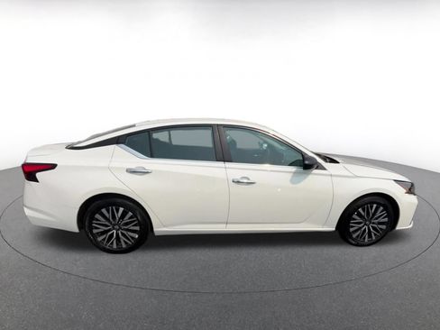 Used 2025 Nissan Altima 2.5 SV FWD image 13