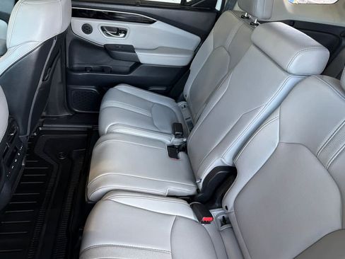 Used 2025 Honda Pilot Touring image 4