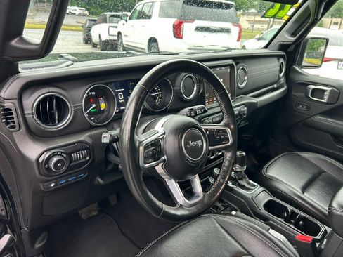 Used 2022 Jeep Wrangler Unlimited Sahara w/ Cold Weather Group AWD/4WD image 17