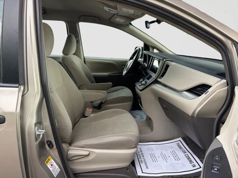 Used 2017 Toyota Sienna L FWD image 22