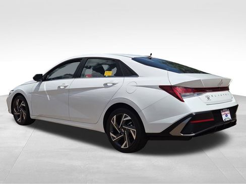 Used 2025 Hyundai Elantra Limited FWD image 7