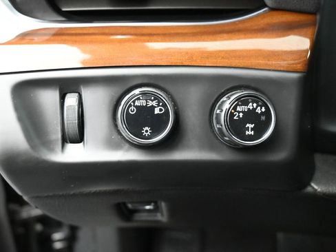 Used 2020 Cadillac Escalade ESV Premium Luxury image 17