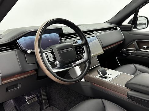 Used 2025 Land Rover Range Rover Long Wheelbase SE image 13