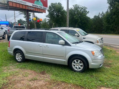 Used 2010 Chrysler Town & Country Touring FWD image 4