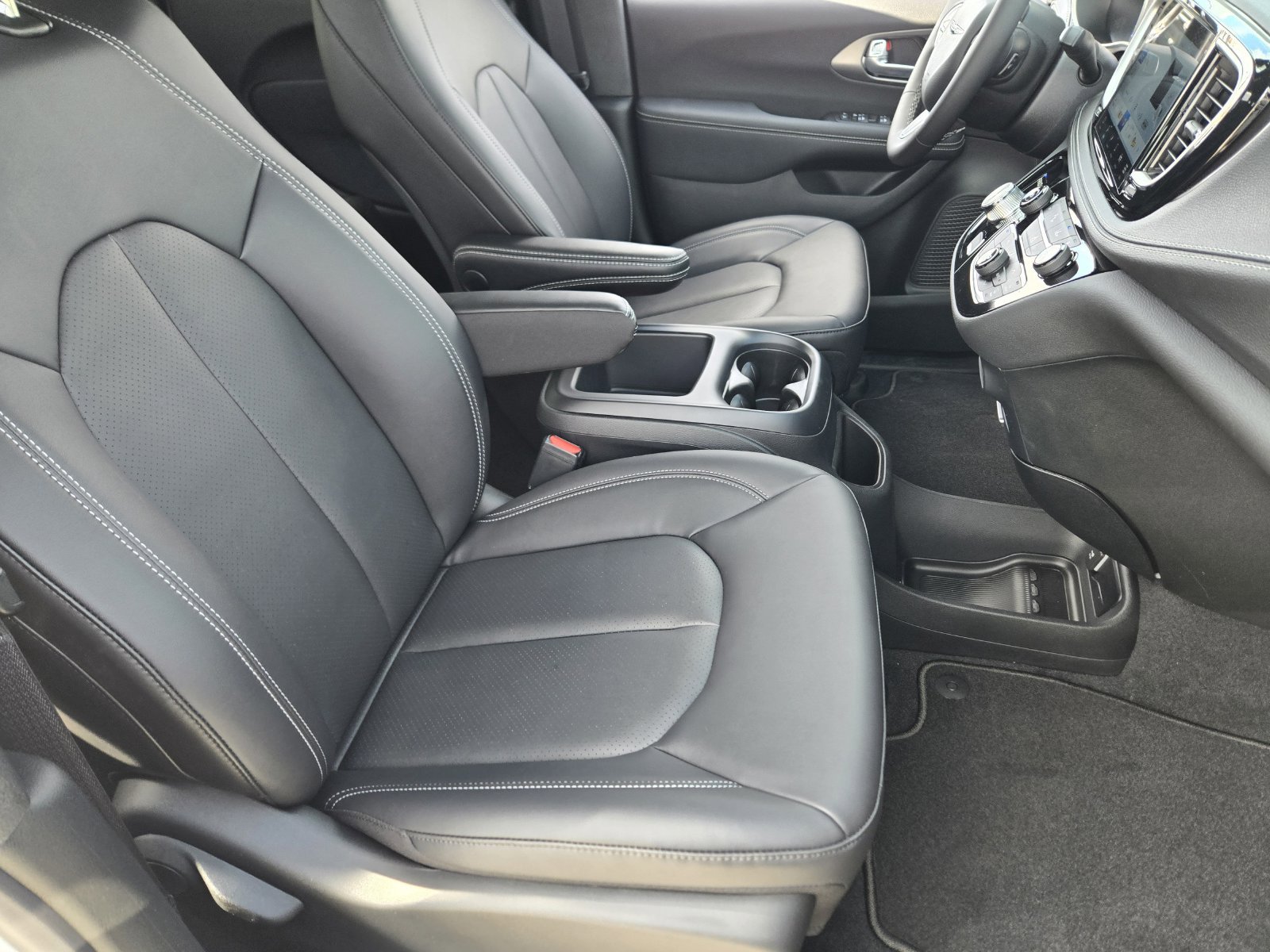 New 2026 Chrysler Pacifica Select AWD/4WD image 13