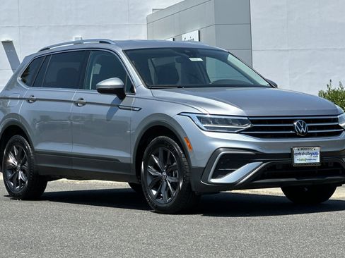 Used 2024 Volkswagen Tiguan SE image 2