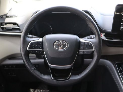 Used 2022 Toyota Sienna Limited image 18