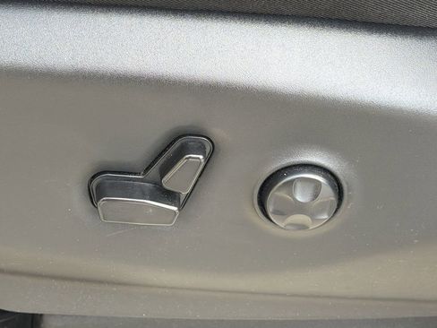 Used 2023 Chrysler Pacifica Touring-L FWD image 18