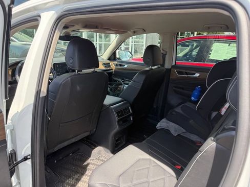Used 2024 Volkswagen Atlas SE AWD/4WD image 8