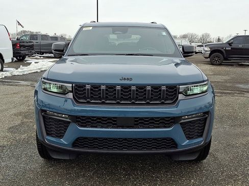 New 2026 Jeep Grand Cherokee Limited w/ Limited Altitude Package AWD/4WD image 2