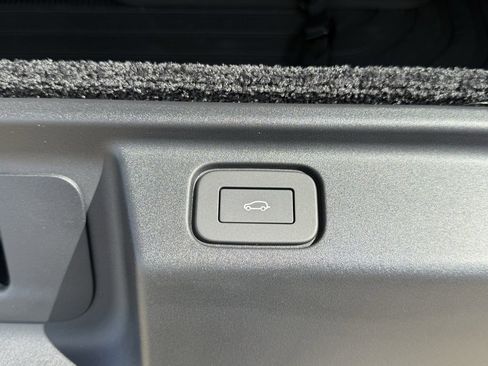 New 2025 Land Rover Range Rover SE image 37