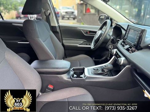 Used 2020 Toyota RAV4 LE w/ Carpet Mat Package AWD/4WD image 18