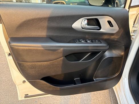 Used 2025 Chrysler Pacifica Limited FWD image 15