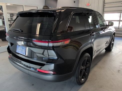 Used 2023 Jeep Grand Cherokee Altitude image 5