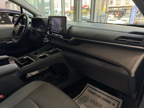 Used 2024 Toyota Sienna XLE w/ XLE Plus Package FWD image 32