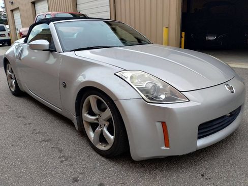 Used 2006 Nissan 350Z Touring image 3