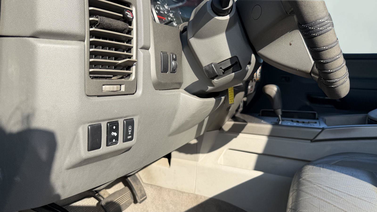 Used 2004 Nissan Armada SE w/ (LTH) Leather Pkg AWD/4WD image 30