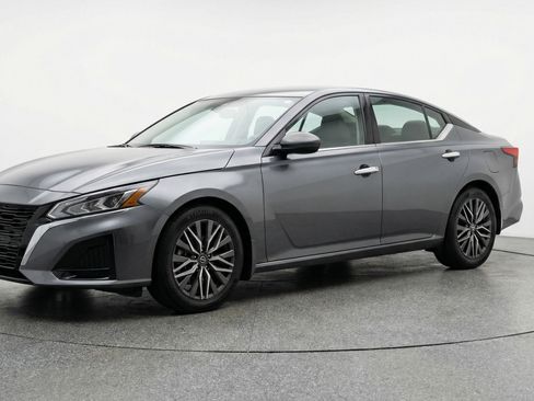 Used 2025 Nissan Altima 2.5 SV FWD image 3