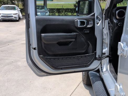 Used 2023 Jeep Gladiator Sport AWD/4WD image 8