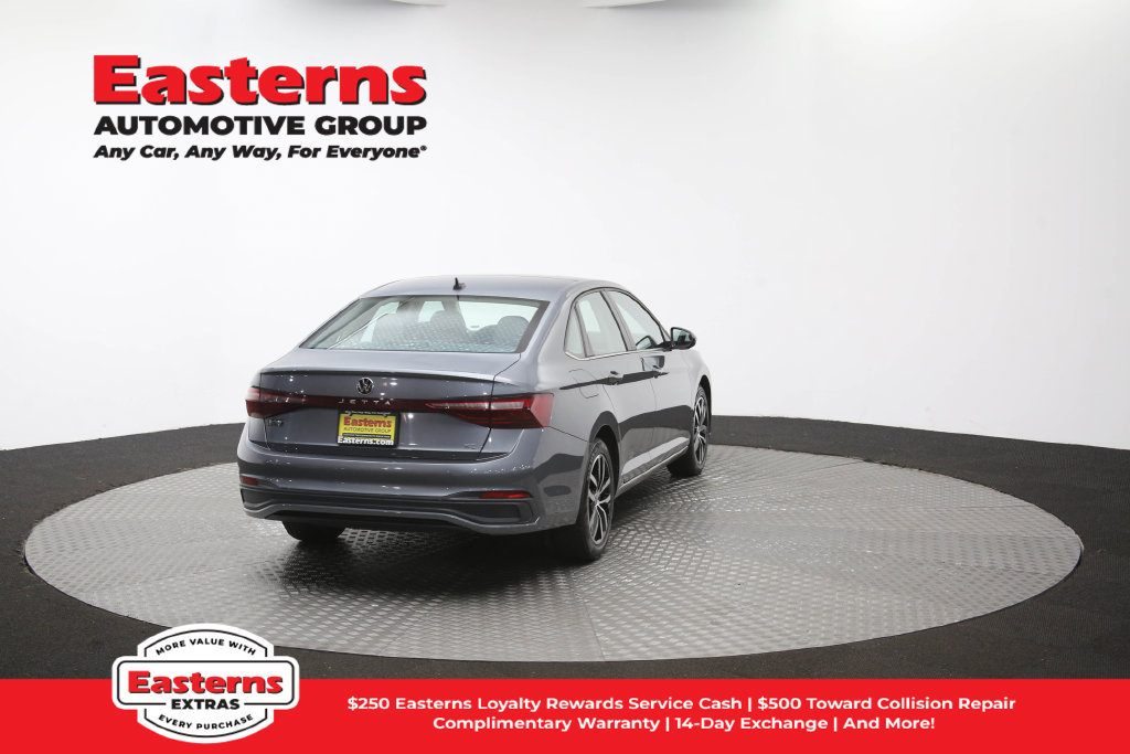 Used 2025 Volkswagen Jetta SE FWD image 38