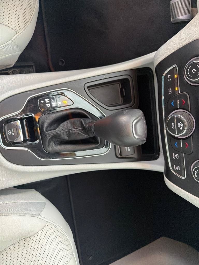 Used 2019 Jeep Cherokee Limited FWD image 21