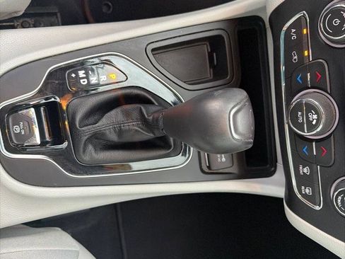 Used 2019 Jeep Cherokee Limited FWD image 21