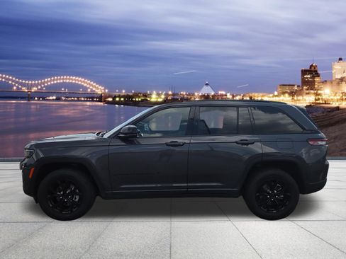 Used 2024 Jeep Grand Cherokee Altitude AWD/4WD image 2