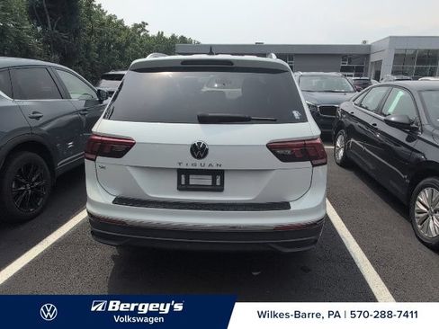 Used 2023 Volkswagen Tiguan SE w/ Panoramic Sunroof Package FWD image 11