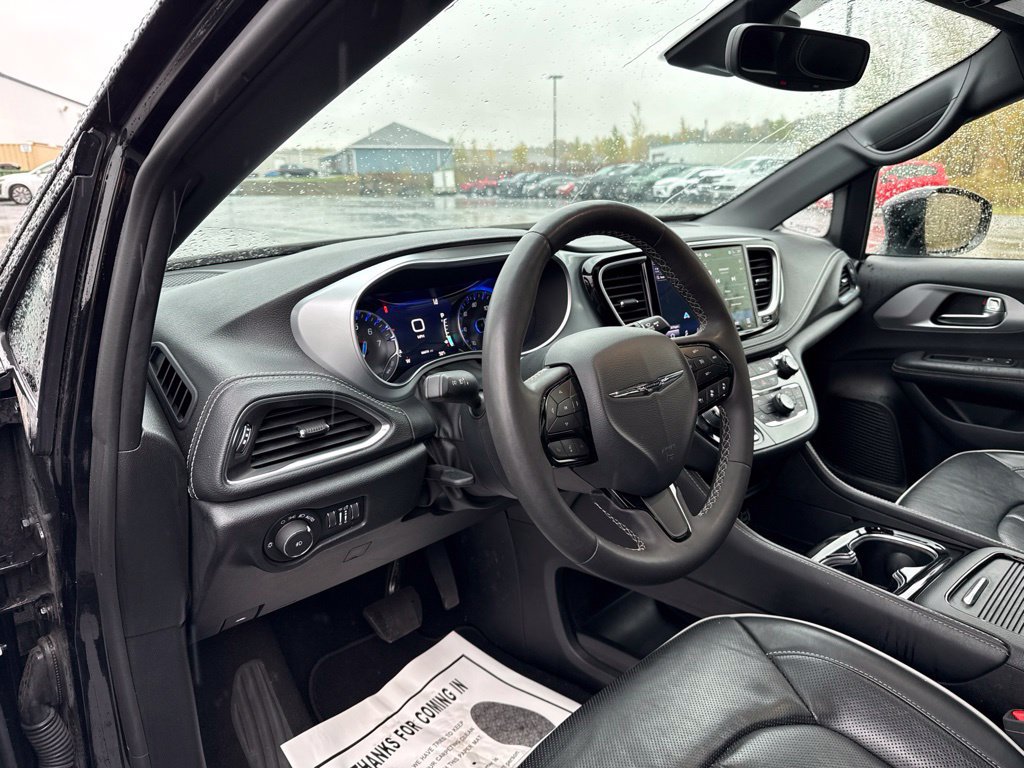 Used 2025 Chrysler Pacifica Limited FWD image 24