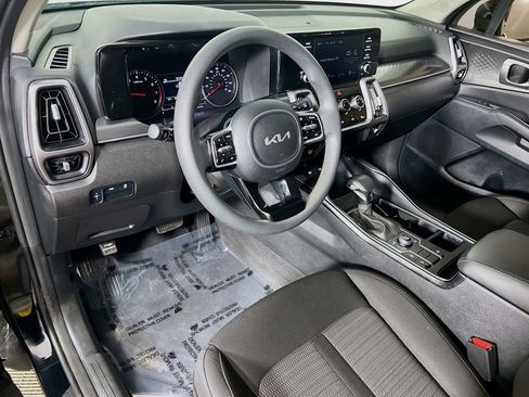Used 2023 Kia Sorento LX image 9