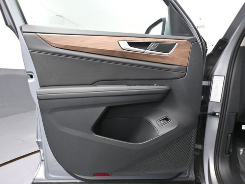 Used 2025 Volkswagen Atlas SE image 18