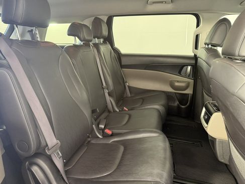 Used 2025 Kia Carnival FWD image 13