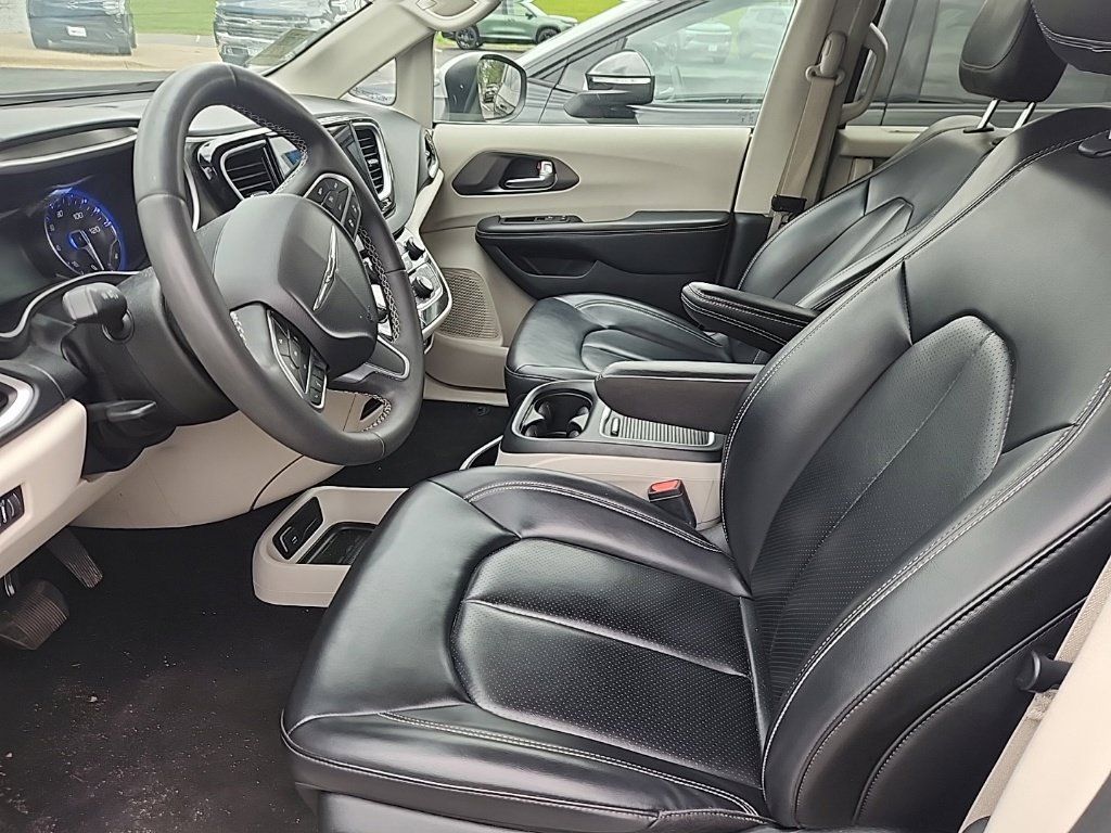 Used 2023 Chrysler Pacifica Touring-L FWD image 10