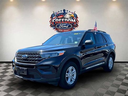 Used 2023 Ford Explorer XLT AWD/4WD image 2