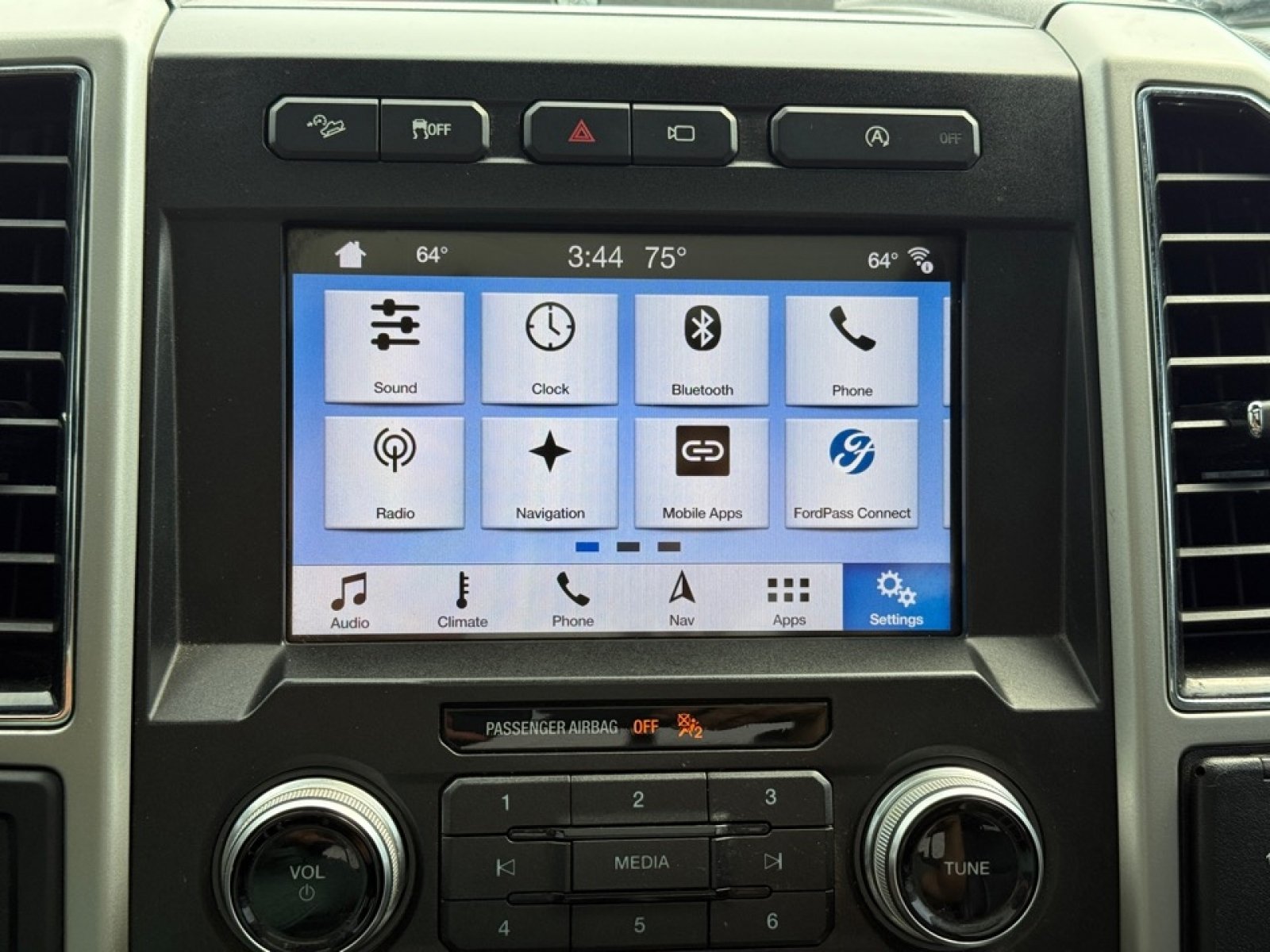 Used 2019 Ford F150 Lariat w/ Equipment Group 502A Luxury AWD/4WD image 16